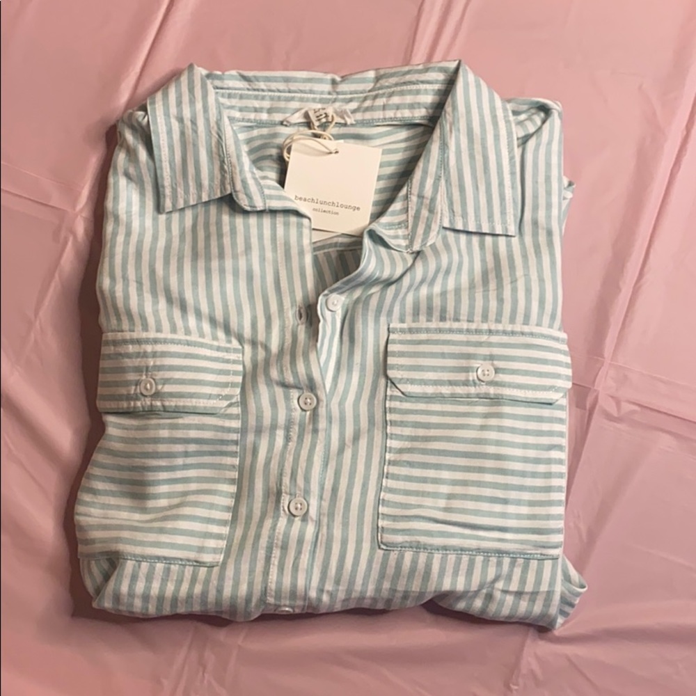 Beach lunch lounge button down